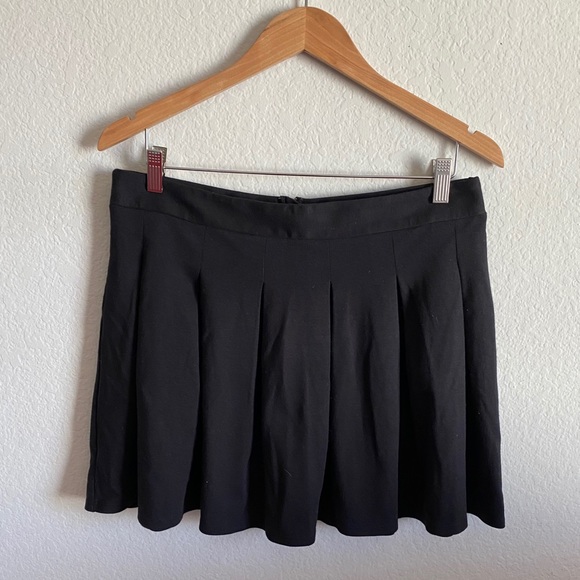 American Eagle Black Mini Skirt 🦅 - Picture 3 of 5